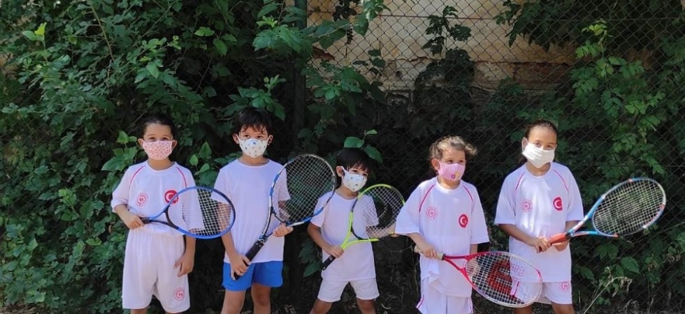 Salihli’de minikler tenis öğreniyor