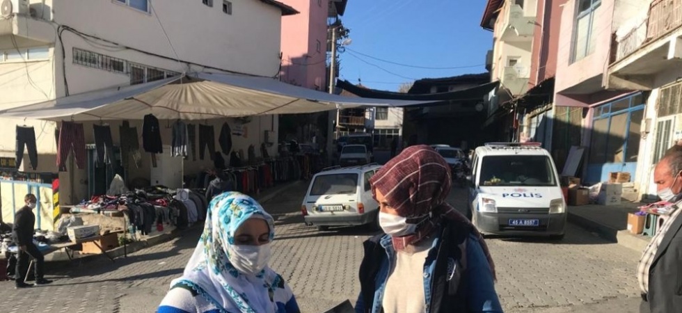 Pazar yeri girişinde kadınlar KADES bilgilendirmesi