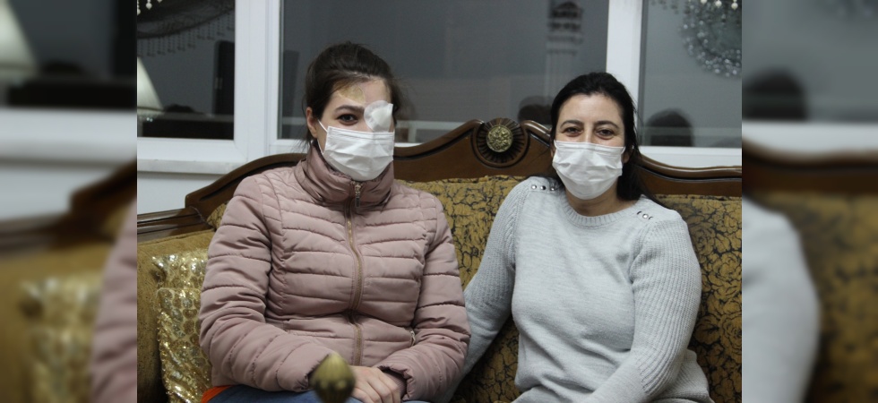 Kazada göz kapağını kaybeden genç kız ameliyat olup aynalarla barışmak istiyor