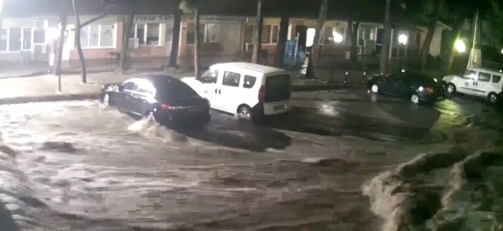 Manisa’da sel felaketinin şiddeti güvenlik kamerasına yansıdı