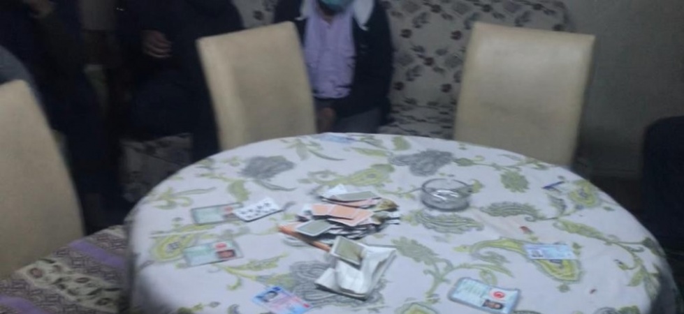 Oyun kartlarını sobada yakmaya çalıştılar