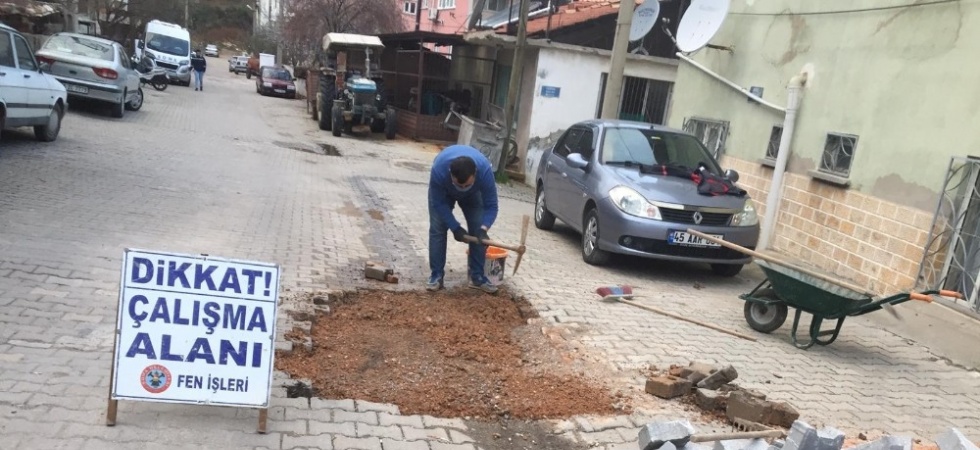 Soma’da yol onarım çalışmaları devam ediyor