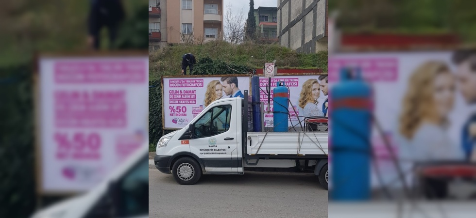 Turgutlu’da kaçak reklam panoları toplatıldı