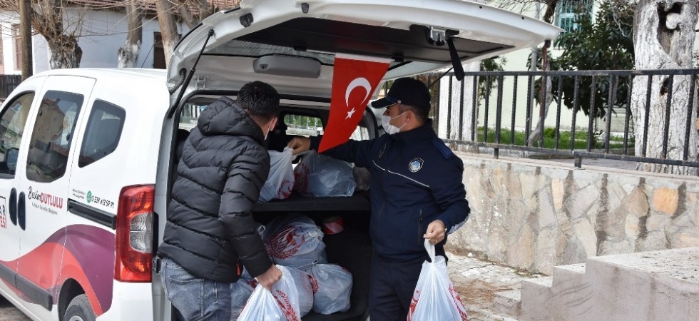 Akhisar Belediyesinden karantinadaki mahalleye yardım paketi desteği
