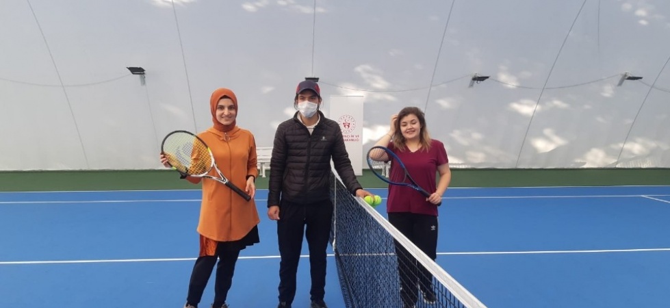 Demirci’de sağlık çalışanları tenis turnuvasında buluştu