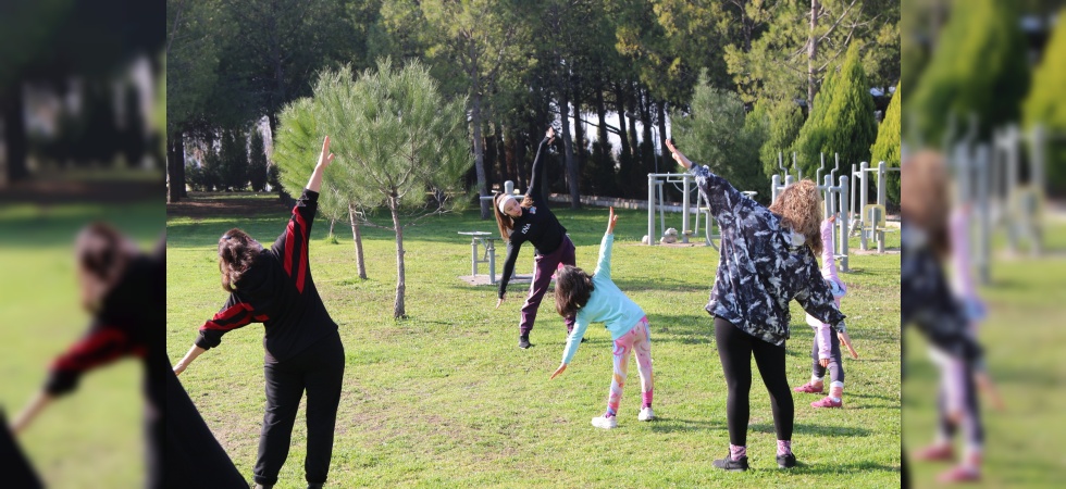 Dünya Cimnastik Şampiyonu’ndan Akhisarlı kadınlara sabah sporu