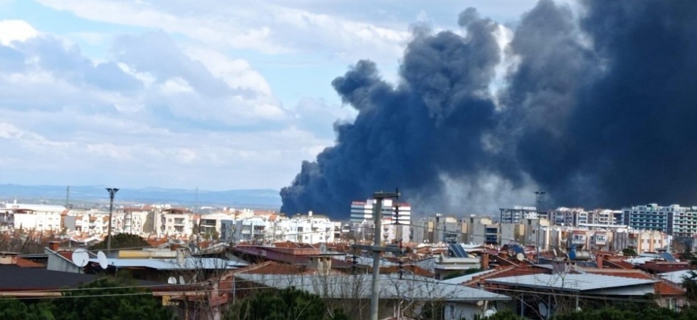 Manisa’da çıkan yangında, yükselen dumanlar şehri kapladı