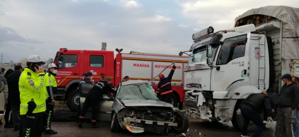 Manisa’nın Soma ilçesinde otomobilin kamyonun altına girmesi sonucu meydana gelen trafik kazasında 3 kişi hayatını kaybetti.