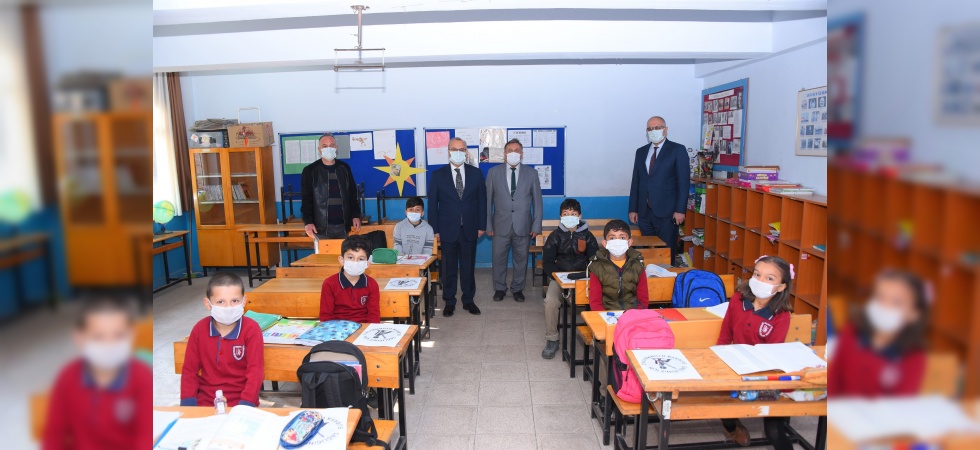 Salihli’de 27 bin öğrenciye maske ve dezenfektan desteği