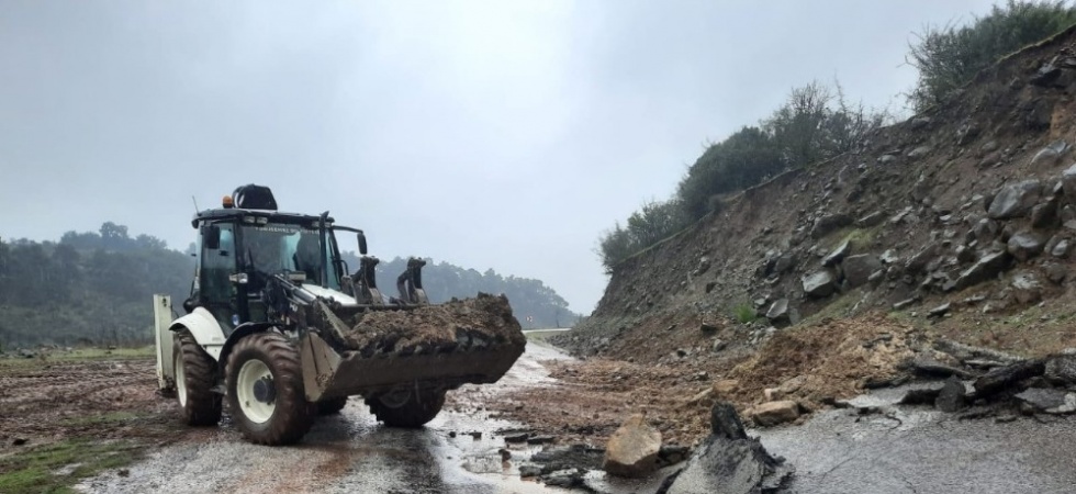 Yunusemre Belediyesi heyelan nedeniyle kapanan yolu açtı