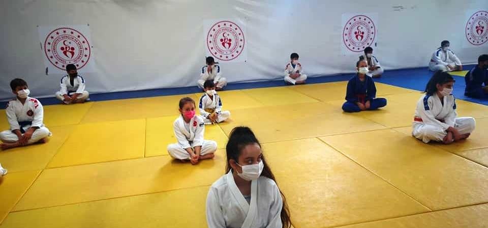 Yunusemre Belediyespor’da judo sporcuları kuşak sınavı heyecanı yaşadı