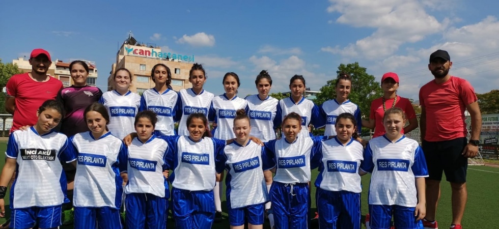Salihli’de kızlardan futbola büyük ilgi