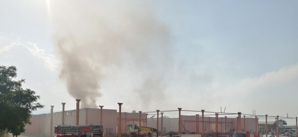 Turgutlu’da yıkımı yapılan soğuk hava deposunda yangın