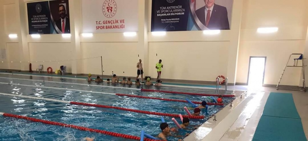 Kula’da 800 öğrenciye yüzme kursu
