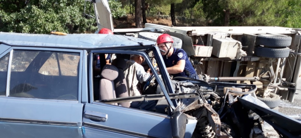 Süt kamyonu ve otomobil çarpıştı: 2 yaralı