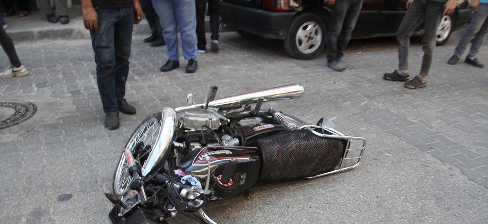 Motosikletten savrulan 2 kişi yaralandı
