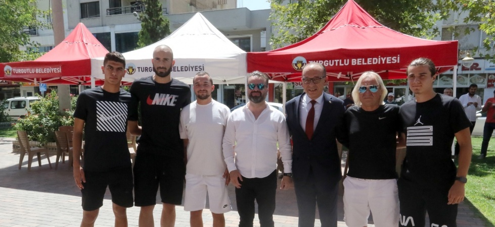 Turgutlusporlu futbolcular aşure dağıttı