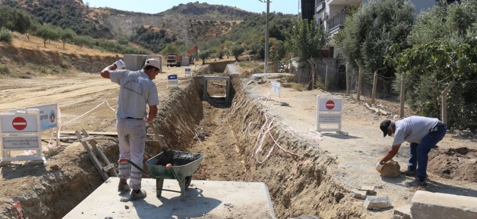 Turgutlu Belediyesi ekipleri kentin birçok noktasında çalışmalarına devam ediyor