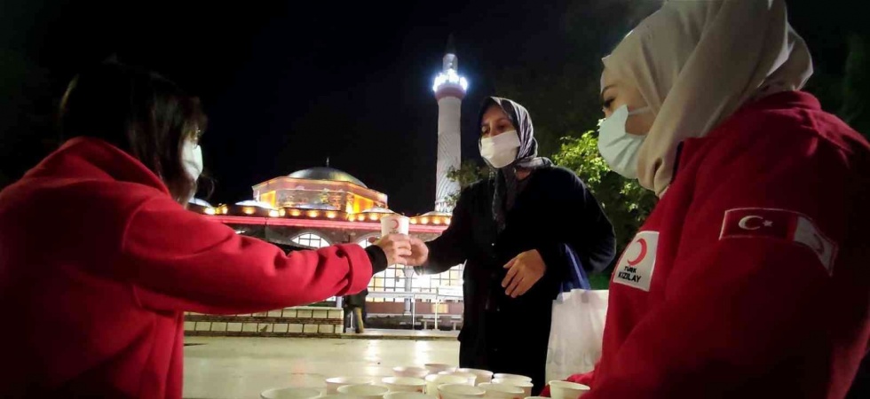 Türk Kızılay Manisa Şubesinden Mevlid Kandilinde çorba ikramı