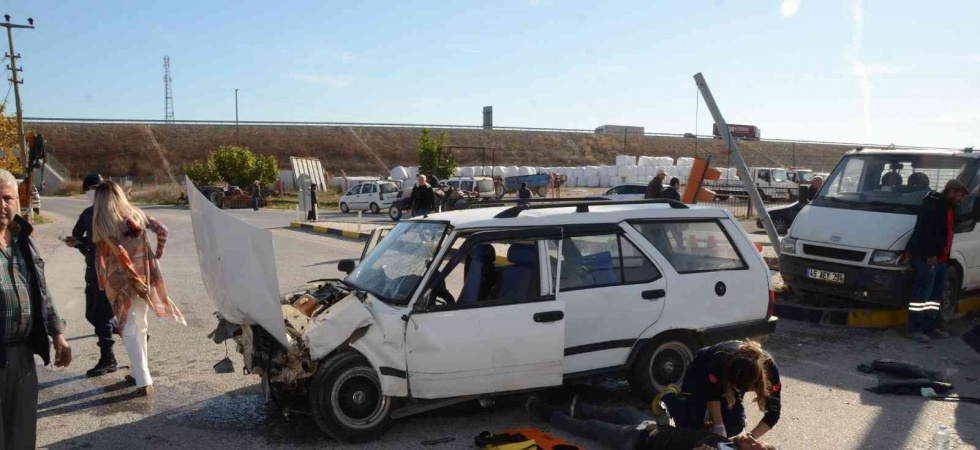 Manisa’da 3 aracın karıştığı kaza güvenlik kamerasına yansıdı