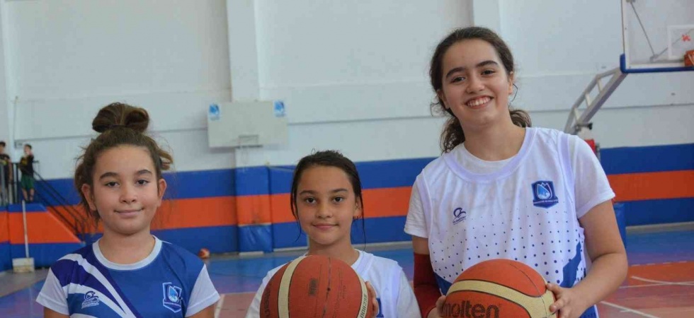 Yunusemre’de kız basketbol okulu açıldı