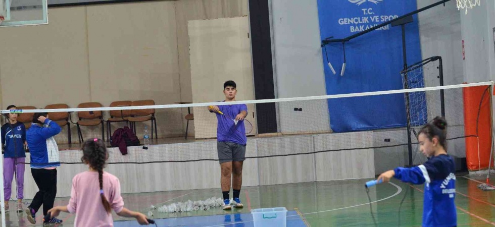 Yunusemreli badmintoncular turnuvalara hazırlanıyor