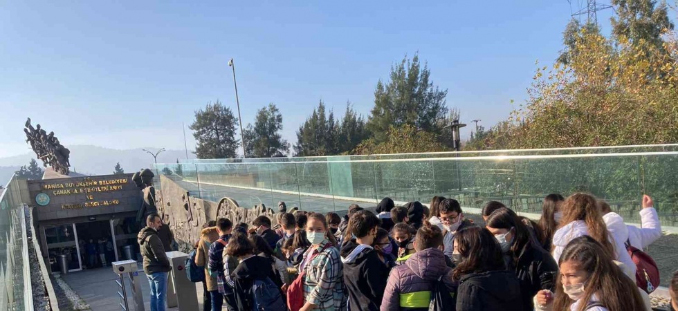 Çanakkale Şehitleri Anıtı yüzlerce öğrenciyi ağırladı