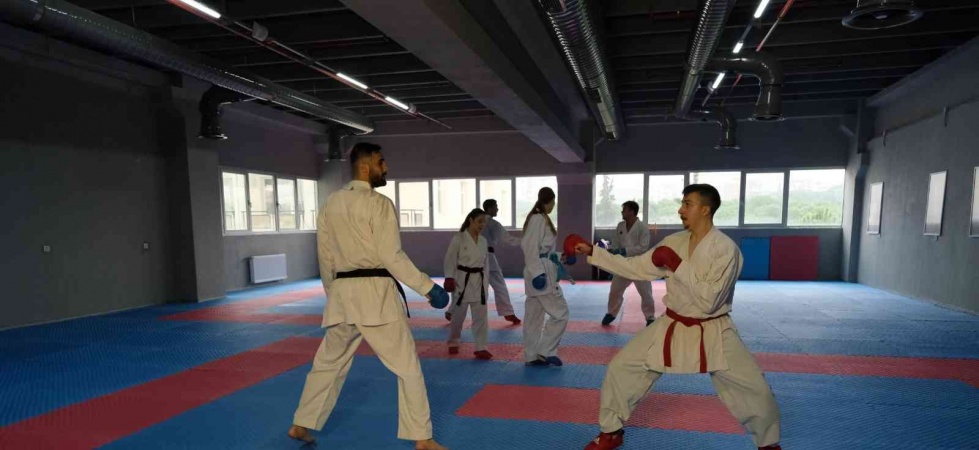 Geleceğin karate antrenörleri bilimsel yöntemlerle yetiştiriliyor