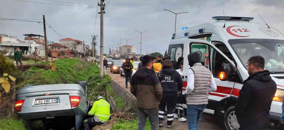 Manisa’da otomobil menfeze uçtu: 3 yaralı
