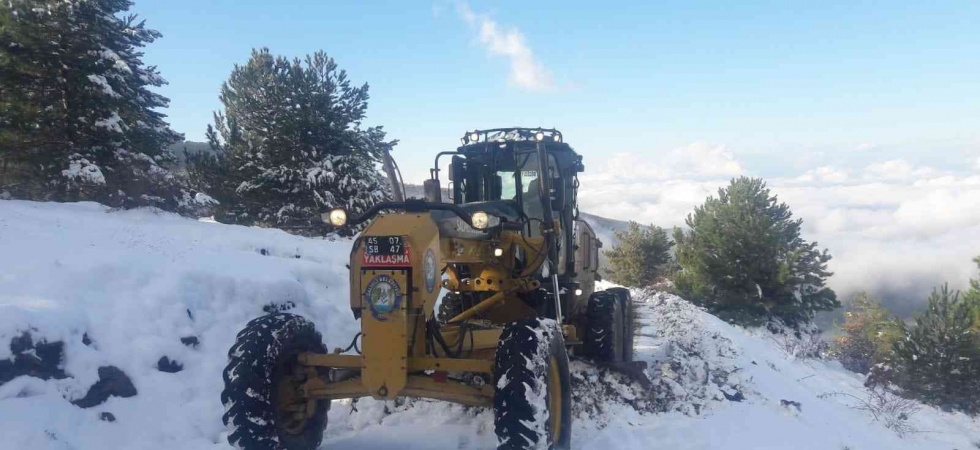 Salihli’de kardan kapanan yayla yolları ulaşıma açıldı
