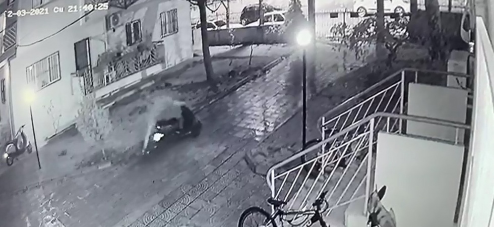Site içindeki motosiklet hırsızlığı kameraya takıldı