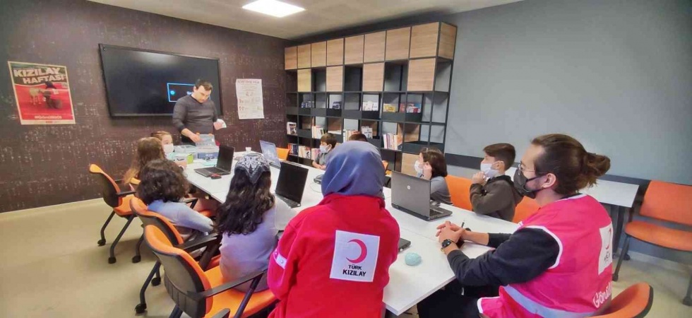 Türk Kızılay Manisa Şubesinden robotik kodlama eğitimi