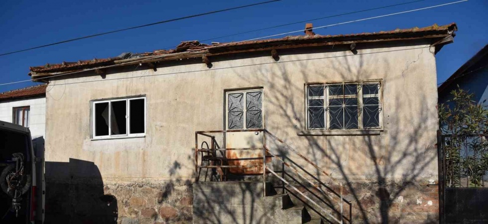 Yunusemre Belediyesi yangınzede aileyi yalnız bırakmadı