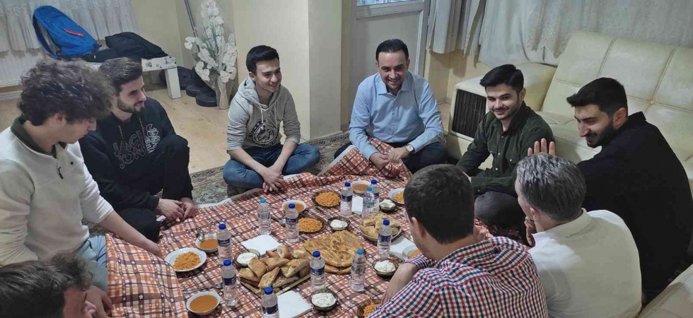 AK Parti’li Baybatur öğrenci evine misafir oldu, iftar yaptı