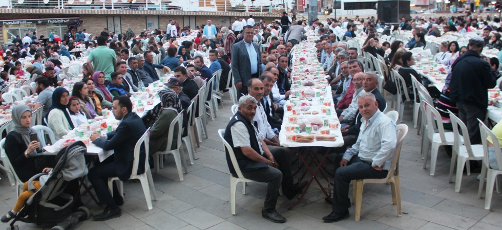 Alaşehir Belediyesi 2 bin 500 kişilik iftar verdi