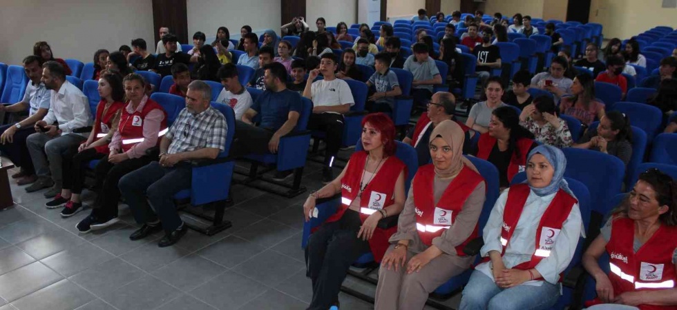 Alaşehir’de Kızılay’dan öğrencilere sınav eğitimi