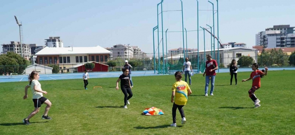 Çocuklar Dünya Atletizm Gününde hem eğlendi hem yarıştı