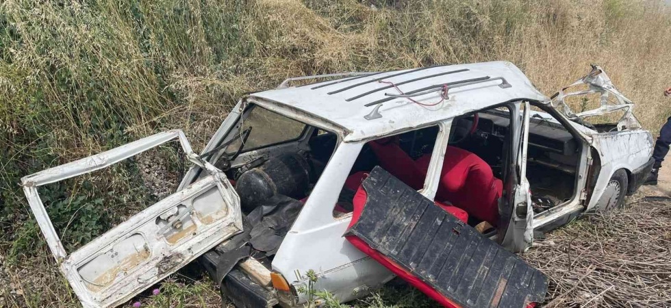 Manisa’da lastiği patlayan otomobil tarlaya devrildi, 2 kişi ölümden döndü