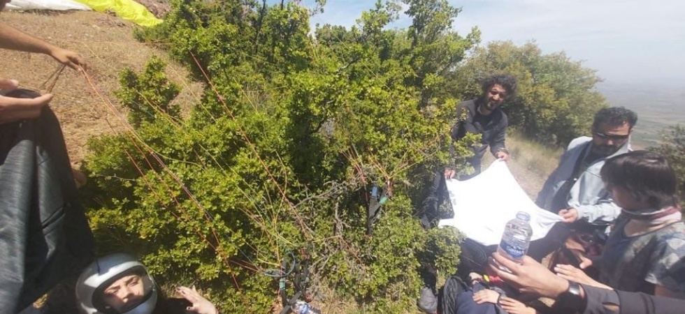 Manisa’da uçuş sırasında düşen paraşütçüler hastaneye kaldırıldı