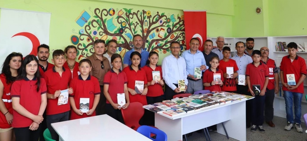 Alaşehir Kızılay’dan okul kütüphanesine bağış