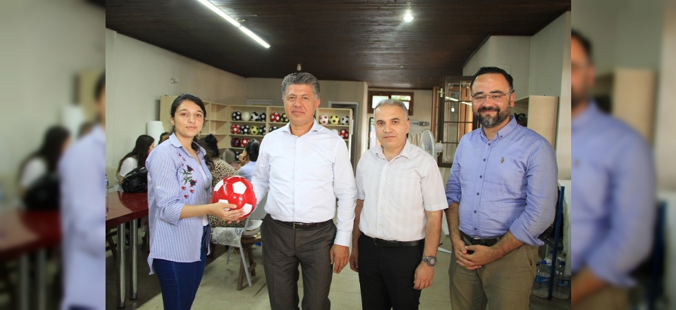 Millevekili Özkan: "El ile futbol topu dikimi hem istihdam hem de Kula’nın tanıtımına katkı sağlıyor"