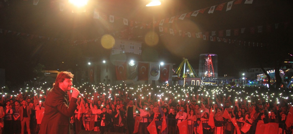 Ahmet Şafak yeni şarkısı "Bizden Olmaz"ı ilk kez Kula’da seslendirdi