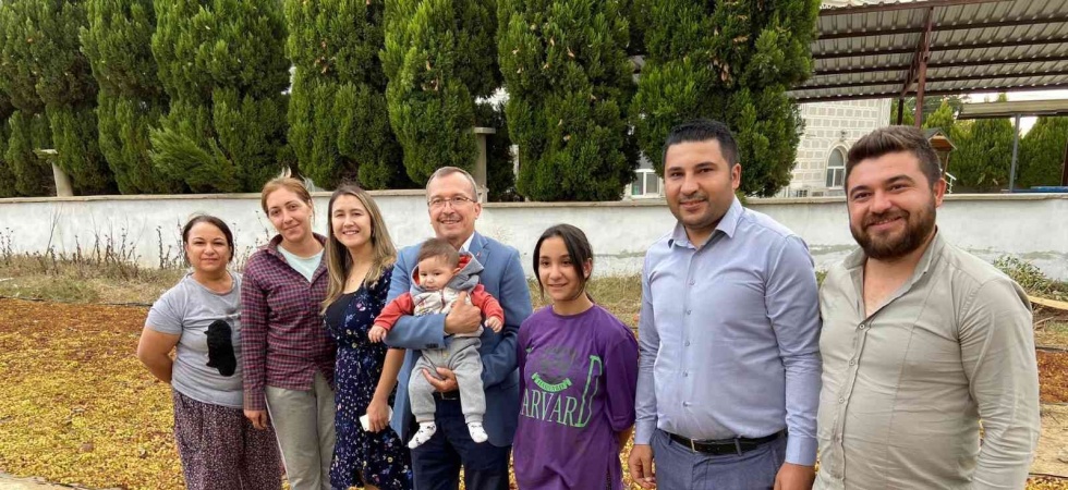 AK Parti’li Aydemir Sarıgöl’de üzüm sergilerini gezdi, vatandaşla buluştu