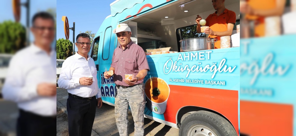 Başkan Öküzcüoğlu’ndan üzüm teslim kuyruğundaki üreticilere çorba ikramı