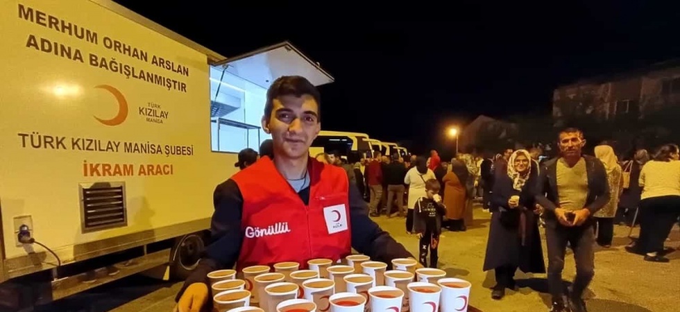 Kutsal topraklara giden umrecilere, Türk Kızılay’dan şerbet ikramı