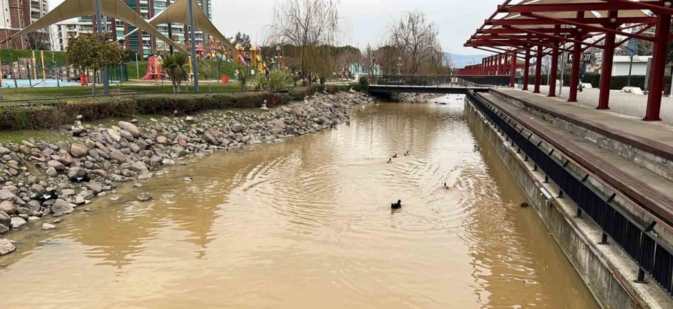 Parktaki su kanalına düşen çocuk boğulma tehlikesi geçirdi