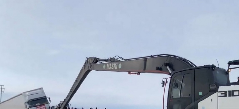 Kaza yapan ayni yardım tırı kurtarıldı