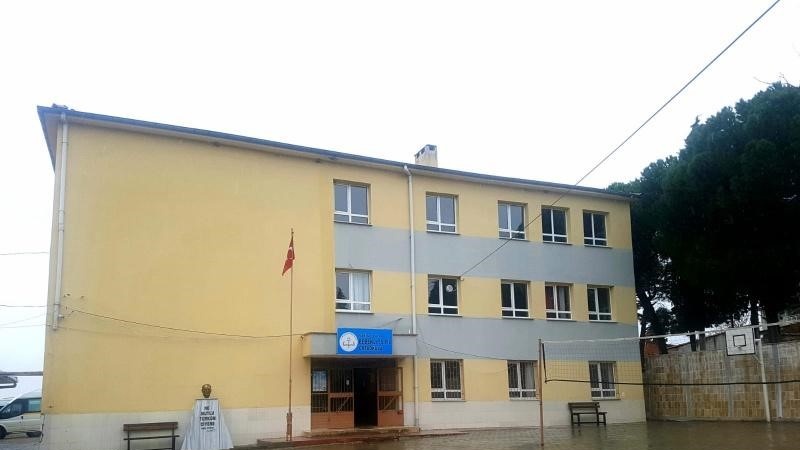 Kula’da depreme dayanıksız olduğu tespit edilen bir okula yıkım kararı
