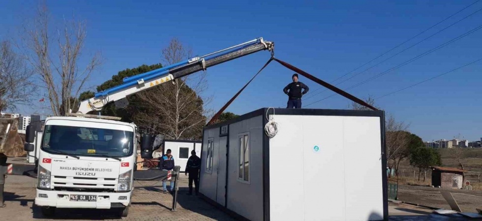 Manisa Büyükşehir Belediyesi ekipleri deprem bölgesi çalışmaları sürüyor