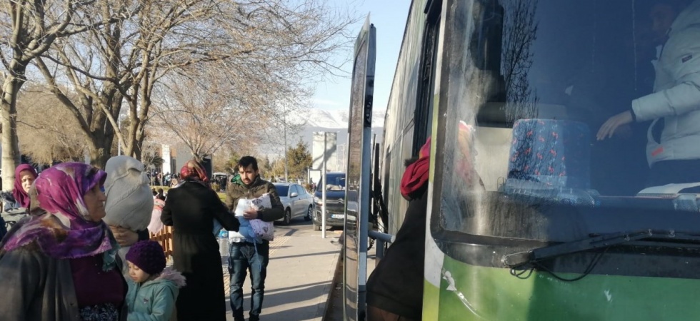 Manisa Büyükşehir Belediyesinin otobüsleri depremzedelerin hizmetinde